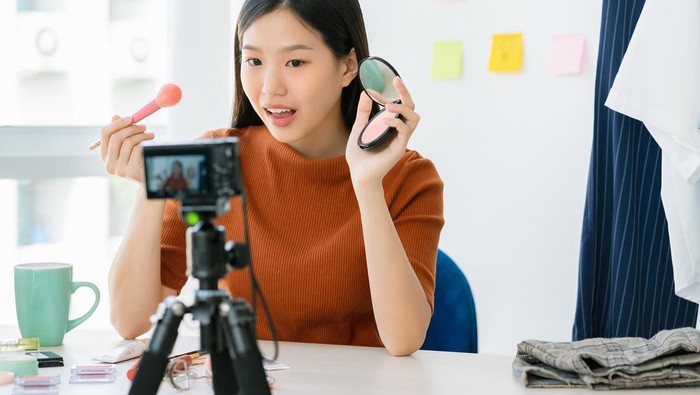 img-title Mengenal Tren Deinfluencing yang Viral di TikTok: Ajak Pengguna Media Sosial Tidak Konsumtif dan Selektif Memilih Produk