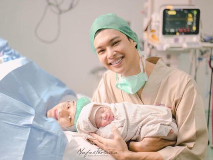 Dinda Hauw Melahirkan Anak Kedua di Tanggal dan Jam Cantik, Banyak Angka 2 & 3