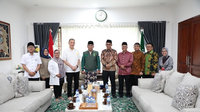 Direktur Jenderal Pajak Suryo Utomo menemui Ketua PBNU Yahya Cholil Tsaquf Kamis (2/3) di tengah wacana boikot membayar pajak yang disampaikan Said Aqil Siradj.
