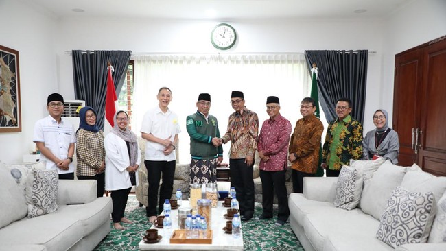 Dirjen Pajak Suryo Utomo mengaku sowan ke Ketua PBNU Yahya Cholil Tsaquf di tengah seruan boikot pajak demi mengajak warga NU jaga Indonesia dengan bayar pajak.