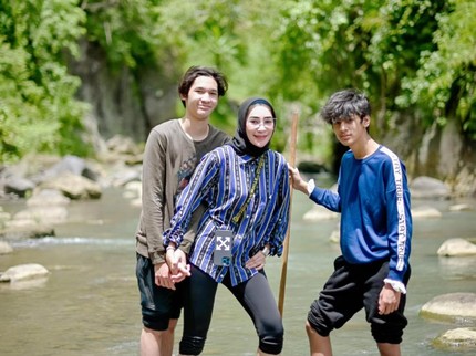 Kompak! 7 Potret Erin Taulany Bareng Dua Putra Gantengnya yang Bikin Salfok