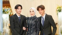 <p>Wanita 37 tahun ini mengaku sangat bangga dengan dua putranya. Apalagi kini, Dio dan Kenzy mulai mengikuti jejak sang Ayah yang terjun ke dunia hiburan. (Foto: Instagram @erintaulany) &nbsp; &nbsp;</p>