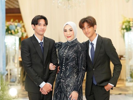7 Potret Erin Taulany Bareng Dua Anak Lelakinya, Seperti Punya Bodyguard Tampan