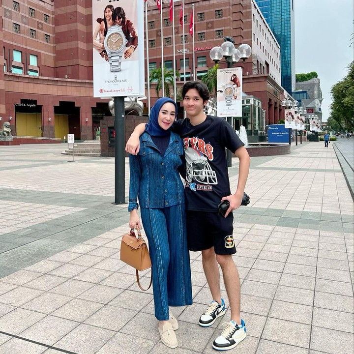 <p>Putra pertama Erin, Dio, kini sudah berusia 16 tahun. Meski sudah beranjak remaja, Erin tetap berada di samping Dio dan mendampinginya tumbuh. (Foto: Instagram @erintaulany)</p>