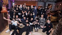 <p>Erin dan suaminya, Andre, tak pernah membatasi kemampuan dan bakat dua putranya untuk berkembang. Ini terbukti dari dukungan Erin pada Dio dan Kenzie yang memilih berkarier di bidang musik dengan membentuk band. (Foto: Instagram @erintaulany)</p>