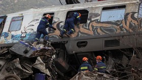 img-title FOTO: Pontang-panting Yunani Evakuasi Korban Kecelakaan Kereta