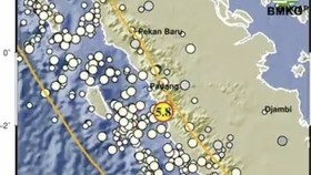 Gempa Sumbar: Dinding Berderik - Warga di Padang Panik Keluar Rumah