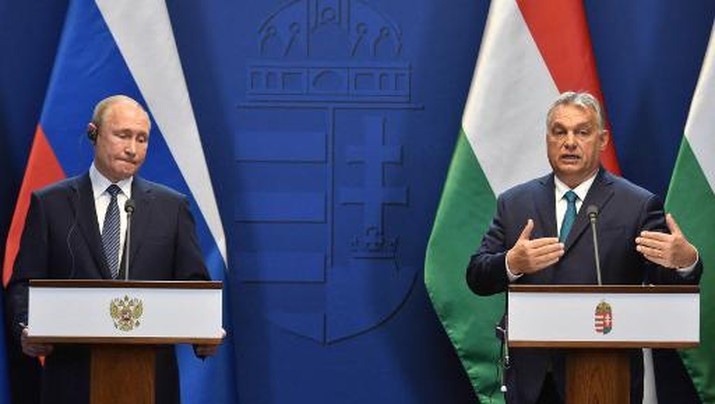 Hungarian Prime Minister Viktor Orban (R) and Russian President Vladimir Putin address a press conference at the residence of the prime minister office in Budapest on October 30, 2019. - The Russian President is on brief visit to Hungary having talks with the Hungarian prime minister. (Photo by Attila KISBENEDEK / AFP)