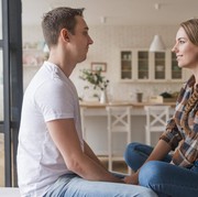 Tanpa Kekerasan, Ini 5 Cara Membela Pasangan Secara Sehat Menurut Ahli