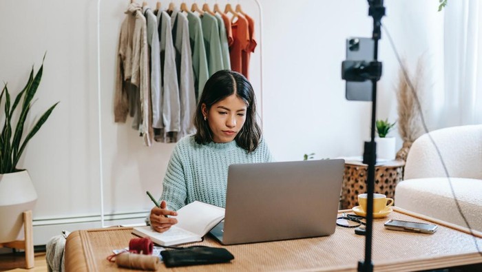 Aries selalu mencari peluang bisnis yang sedang tren dan mengumpulkan uang untuk masa depannya/Foto: pexels.com/liza-summer Aries selalu mencari peluang bisnis yang sedang tren dan mengumpulkan uang untuk masa depannya/Foto: pexels.com/liza-summer