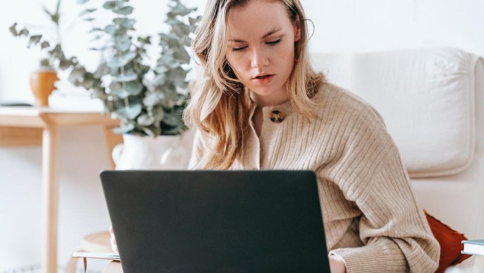 Virgo merupakan zodiak yang sangat fokus dengan apa yang sedang dikejarnya, begitu pula dengan kariernya/Foto: pexels.com/george-milton