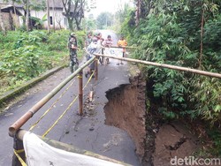 Curah Hujan Tinggi, Jembatan Desa-Jalan di Boyolali Ambrol
