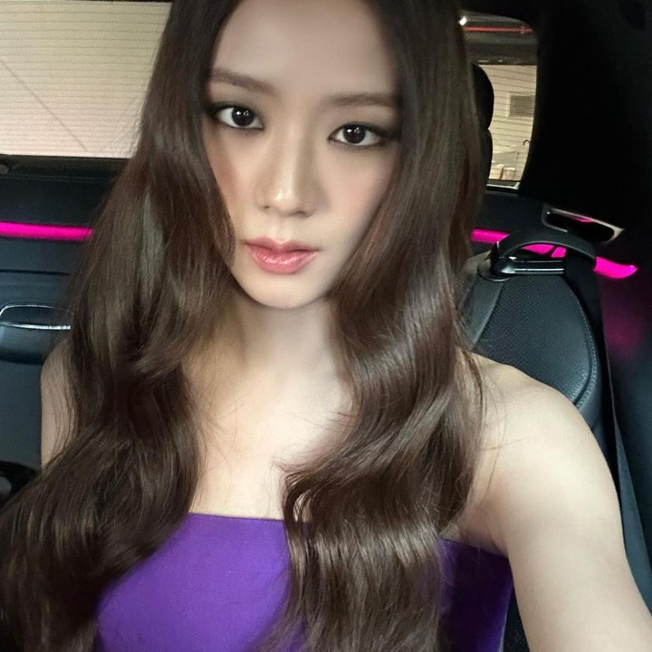 <p>Jisoo juga tampil dengan rambut panjang yang tergerai dan ditata bergelombang. Selain itu, <em>makeup</em>-nya terlihat <em>flawless</em> dengan <em>smokey eyes</em> dan lipstik bernuansa <em>nude peac</em>h. Bagaimana penilaian Bunda dengan penampilan Jisoo ini? (Foto: Instagram @sooyaaa__)<br /><br /><br /></p>