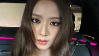 <p>Jisoo juga tampil dengan rambut panjang yang tergerai dan ditata bergelombang. Selain itu, <em>makeup</em>-nya terlihat <em>flawless</em> dengan <em>smokey eyes</em> dan lipstik bernuansa <em>nude peac</em>h. Bagaimana penilaian Bunda dengan penampilan Jisoo ini? (Foto: Instagram @sooyaaa__)<br /><br /><br /></p>
