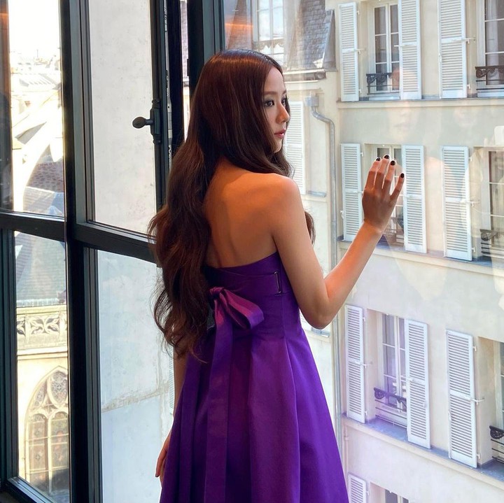 <p>Beberapa waktu yang lalu, Jisoo Blackpink menjadi trending topik saat menghadiri<em> fashion show</em> Dior Autumn/Winter 2023 di Paris Fashion Week, Bunda. Dalam acara yang berlangsung pada 28 Februari 2023 di Jardin des Tuileries, Paris, Prancis ini, member tertua BLACKPINK tersebut tampil <em>chic</em> dan glamor dengan balutan gaun ungu. (Foto: Instagram @sooyaaa__)<br /><br /><br /></p>