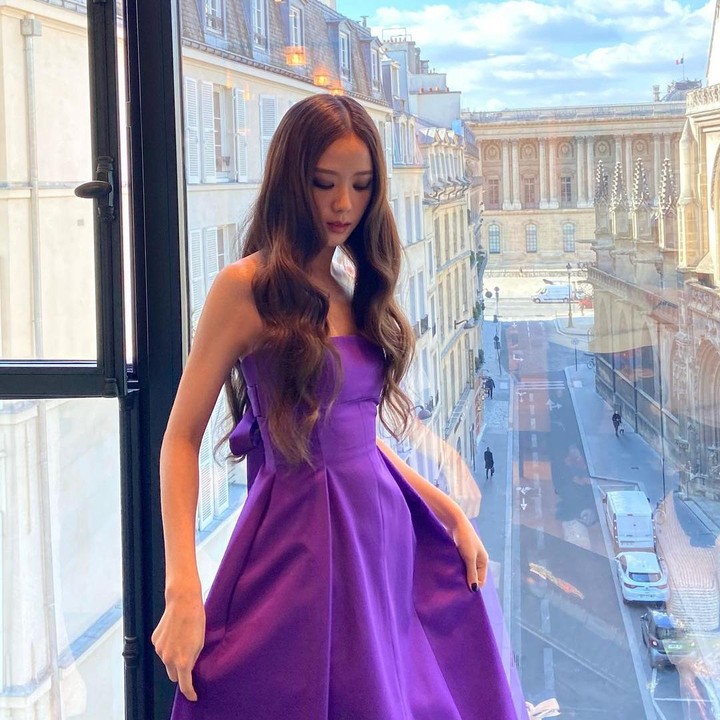 <p>Hal luar biasa lainnya, Jisoo juga membuktikan kalau dirinya memiliki pengaruh besar di industri fesyen. Setelah resmi menjadi anak kesayangan Dior dan Cartier, ia juga dipatenkan sebagai <em>fashonista</em> dengan nampang di Vogue Prancis. (Foto: Instagram @sooyaaa__)<br /><br /><br /></p>