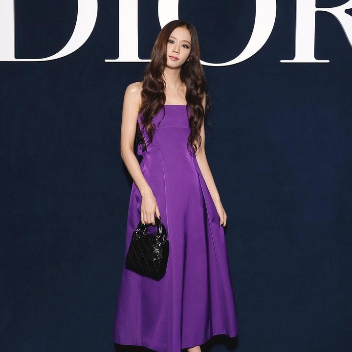 <p>Di sampul majalah tersebut, Jisoo BLACKPINK tampil <em>fierce</em> dengan busana serba hitam. Nma Jisoo juga disebut secara ekslusif di akun Instagram resmi Vogue Prancis, lho. "Ini adalah pertama kalinya megastar K-pop membintangi sampul Vogue France. Lebih dari bintang musik global, Jisoo adalah generasi baru ikon budaya pop." (Foto: Instagram @sooyaaa__)</p>