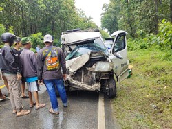 Ringsek! Luxio Sarat Penumpang Hantam Truk di Brukbrosot Cepu