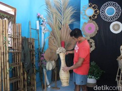 Kerajinan Daun-Bunga Kering untuk Dekorasi Rustic Laris, Omzetnya Rp 50 Juta