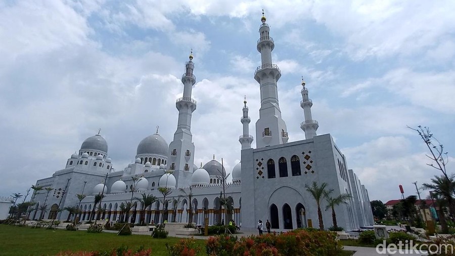 Lokasi Masjid Sheikh Zayed Solo dan Aturan Berkunjung Lokasi Masjid Sheikh Zayed terletak di Solo, Jawa Tengah. Masjid tersebut buka untuk umum mulai Rabu, 1 Maret 2023 dan telah diresmikan sejak 14 November 2022.