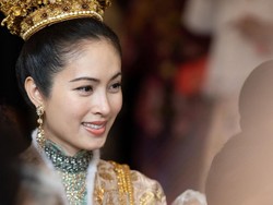 Busana Miliaran Nong Poy Saat Menikah dengan Pebisnis Tajir
