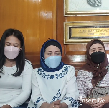 Para Pemain 'Bajaj Bajuri' Jenguk Nani Wijaya di Rumah Sakit