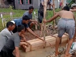 Liang Lahad di Kalsel Penuh Air, Peti Jenazah Diberi Pemberat Saat Dikubur