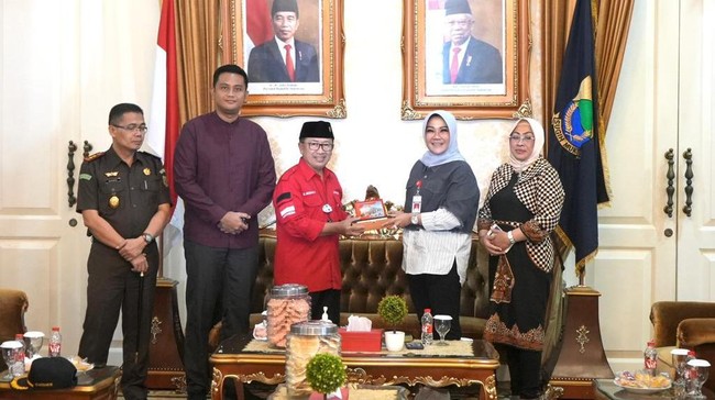 Pemkab Klaten juga memberikan bantuan berupa 1000 paket sembako dan 300 Paket perlengkapan sekolah serta Rp50 juta untuk pondok pesantren di Cianjur Jabar.