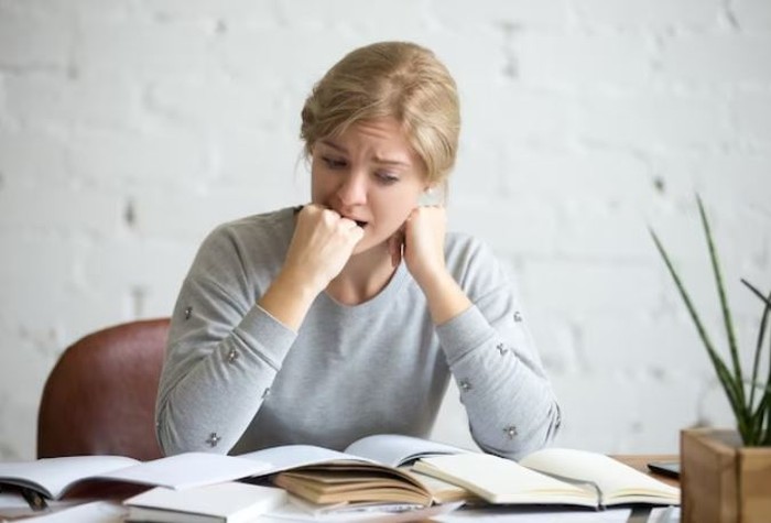 Perempuan dengan raut wajah cemas