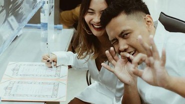 img-title 9 Potret Adik Vidi Aldiano Menikah di Imigrasi Thailand Pakai Cincin Rp40 Ribu