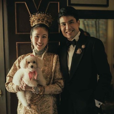 Fakta Menarik Mahkota Emas Pernikahan Nong Poy Transgender Tercantik di Dunia