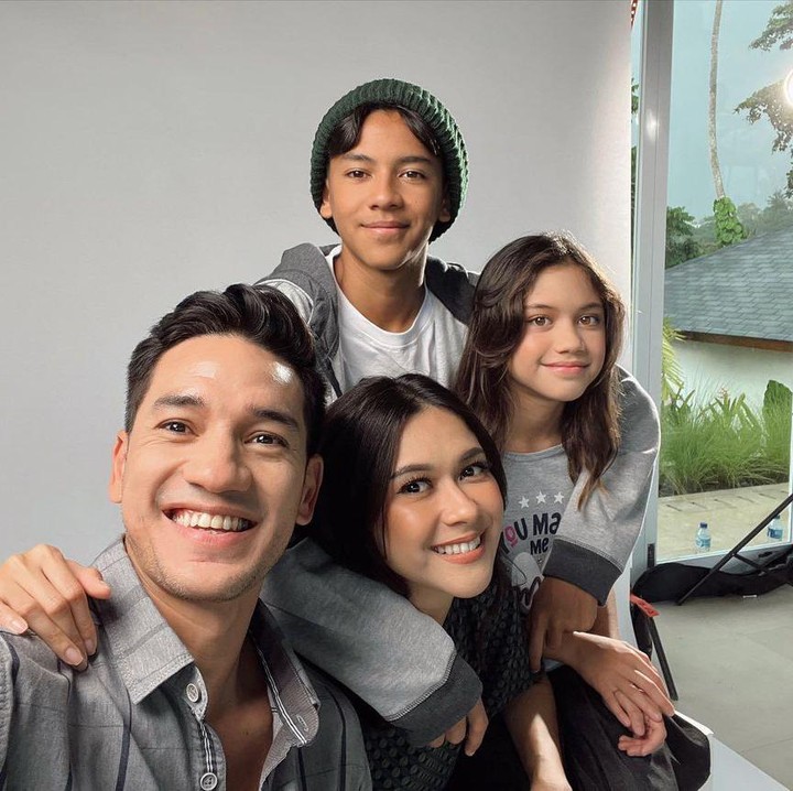 <p>Setelah menikah dengan Nana Mirdad pada tahun 2006, aktor Andrew White dikaruniai dua anak, Bunda. Mereka adalah Jason Deandra White dan Sarah Deana White. (Foto: Instagram: @andrew.white._)</p>