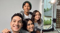 <p>Setelah menikah dengan Nana Mirdad pada tahun 2006, aktor Andrew White dikaruniai dua anak, Bunda. Mereka adalah Jason Deandra White dan Sarah Deana White. (Foto: Instagram: @andrew.white._)</p>