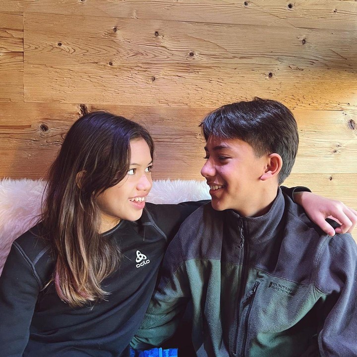 <p>Selain dekat dengan Ayah dan Bunda-nya, Sarah juga sangat akrab dengan sang Kakak, lho. Tak jarang keduanya berpose dan bercanda bersama. (Foto: Instagram: @andrew.white._)</p>