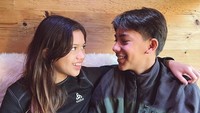 <p>Selain dekat dengan Ayah dan Bunda-nya, Sarah juga sangat akrab dengan sang Kakak, lho. Tak jarang keduanya berpose dan bercanda bersama. (Foto: Instagram: @andrew.white._)</p>
