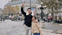 7 Potret Andrew White dan Anak Perempuannya, Mirip Banget Seperti Kembar Bun