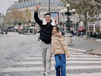 7 Potret Andrew White dan Anak Perempuannya, Mirip Banget Seperti Kembar Bun
