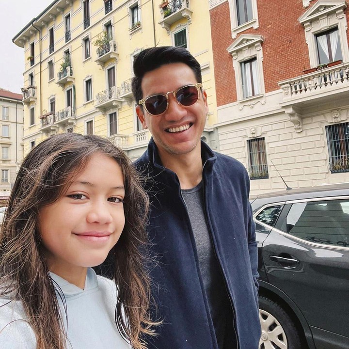 <p>Andrew juga kerap mengunggah potret lain bersama Sarah pada laman Instagram-nya. "A lovely day out with the other beautiful girl of my life.. hehe," katanya. (Foto: Instagram: @andrew.white._)</p>
