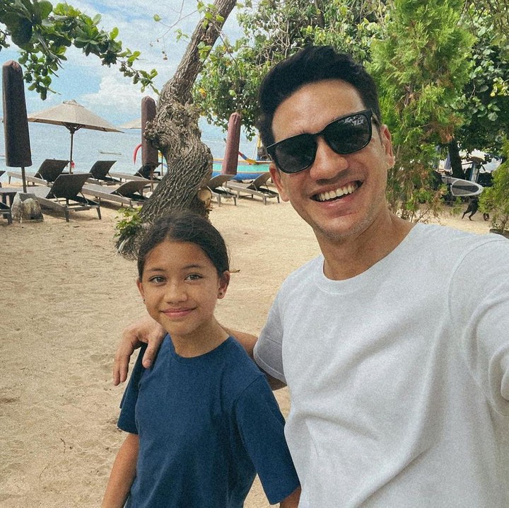 <p>Andrew sangat dekat dengan anak perempuannya ini, Bunda. Tak jarang keduanya terlihat menghabiskan waktu bersama. Salah satu momen yang dihabiskan bersama adalah ketika pergi sarapan di pinggir pantai satu ini. (Foto: Instagram: @andrew.white._)</p>