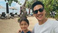 <p>Andrew sangat dekat dengan anak perempuannya ini, Bunda. Tak jarang keduanya terlihat menghabiskan waktu bersama. Salah satu momen yang dihabiskan bersama adalah ketika pergi sarapan di pinggir pantai satu ini. (Foto: Instagram: @andrew.white._)</p>