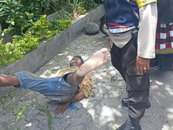 Kepergok Naik Atap Rumah, Warga Ikat Pria Asal Pemalang