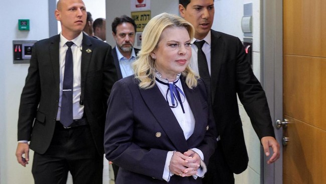Massa di Israel mengepung satu salon di Tel Aviv, di mana istri PM Benjamin Netanyahu, Sara, sedang potong rambut ketika demonstrasi tengah membara.