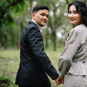 7 Potret Sinta Adik Indah Permatasari & Aslan Andy Suami Ningrat yang Direstui