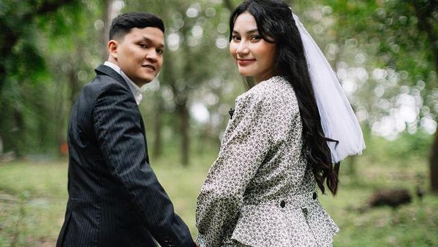 Sinta Mutiara Bella dan Suami