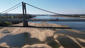 FOTO: Sungai Terpanjang  di Prancis Kering Saat Musim Dingin