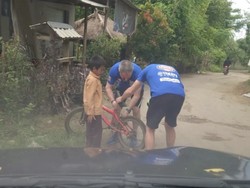 Ketika Mekanik Yamaha WSBK Bantu Servis Sepeda Bocah di Mandalika