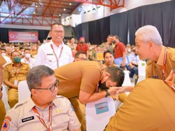 Kala Bobby Cium Tangan Ganjar Pranowo di Acara yang Dihadiri Jokowi