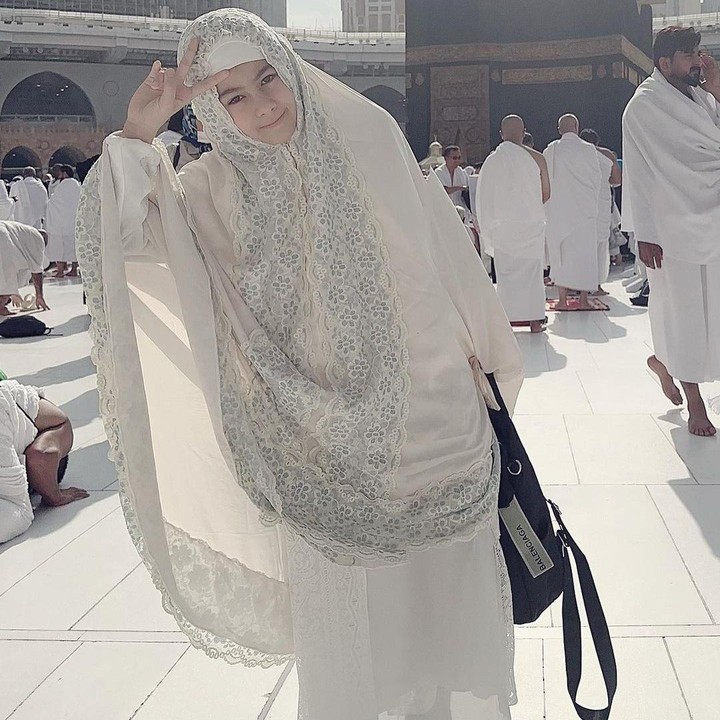 <p>Elif memiliki sifat lebih lembut, sehingga tak pernah membalas ketika <em>di-bully</em>. Tak jarang , Siti melihat ada memar di tangan sang putri. "Tiba-tiba pulang (tangannya) biru. Biasa anak-anak main. Tapi dia enggak mau membalas," sambung Siti. (Foto Instagram: siti_perk) <br /><br /><br /></p>