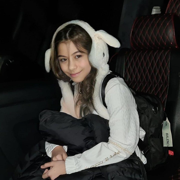 <p>Melalui media sosial Instagram, Siti kerap membagikan potret kebersamaannya dengan Elif. Momen terbaru yang dibagikan Siti yakni saat menjalani ibadah Umroh bersama Elif. (Foto Instagram: siti_perk) <br /><br /><br /></p>
