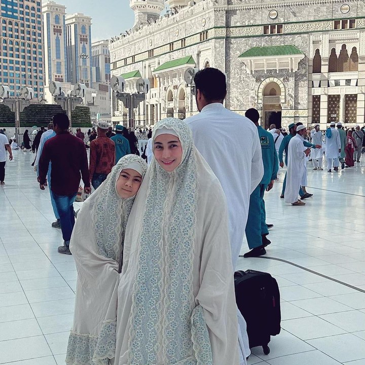 <p>Siti pun memutuskan untuk membawa dan menyekolahkan Elif di Indonesia. Setelah bersekolah dan berteman dengan anak-anak Indonesia, Elif jauh lebih gembira. "(Kata Elif) Sudah aku mau sekolah di Indonesia saja. Setelah gabung dengan anak-anak Indonesia di sini, dia senang, happy," papar Siti KDI. (Foto Instagram: siti_perk)</p>